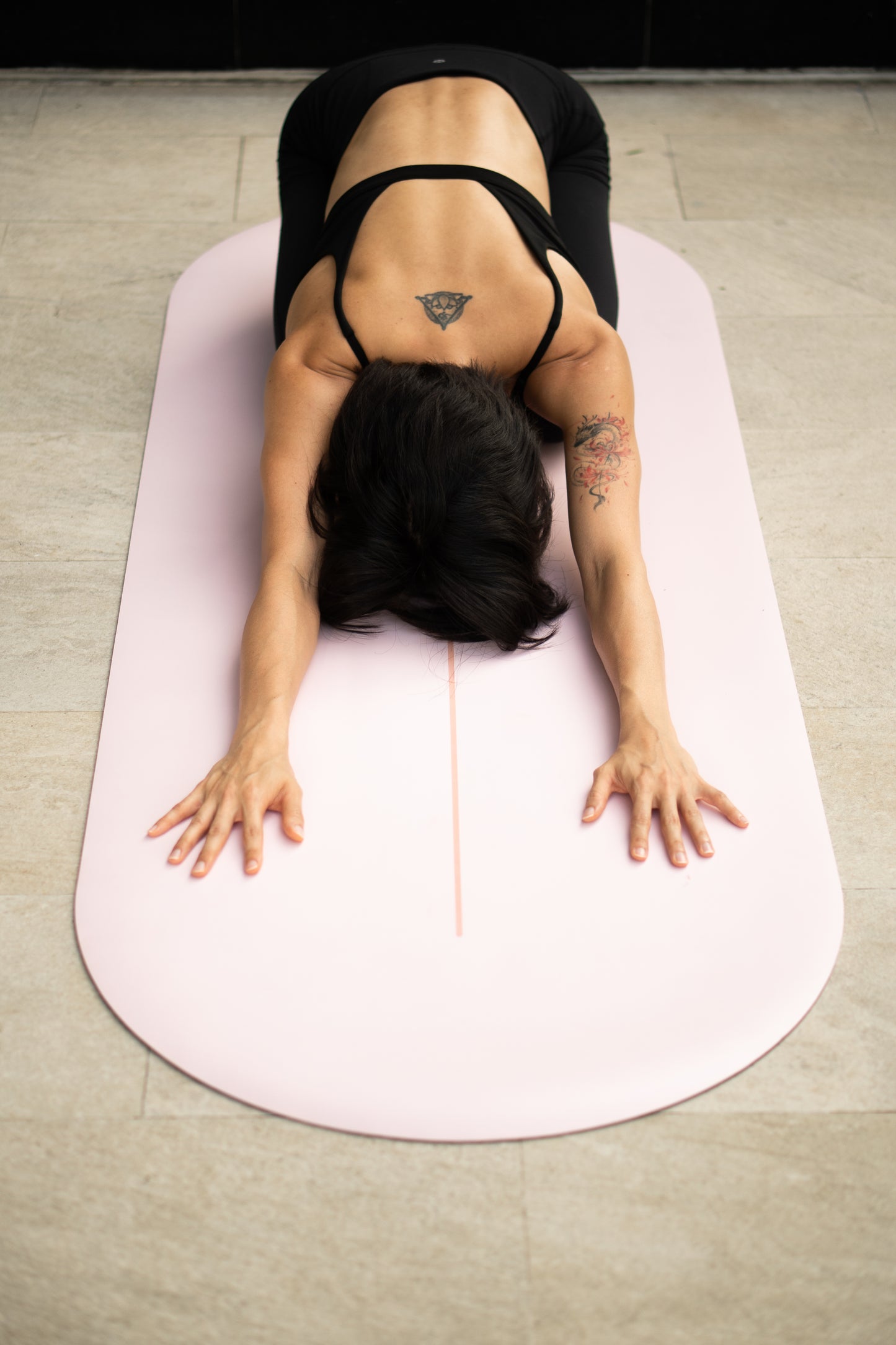 Frau praktiziert Yoga auf der COTTON CANDY medi.mat Yogamatte in Rosa – rutschfeste Oberfläche für Stabilität und Fokus.