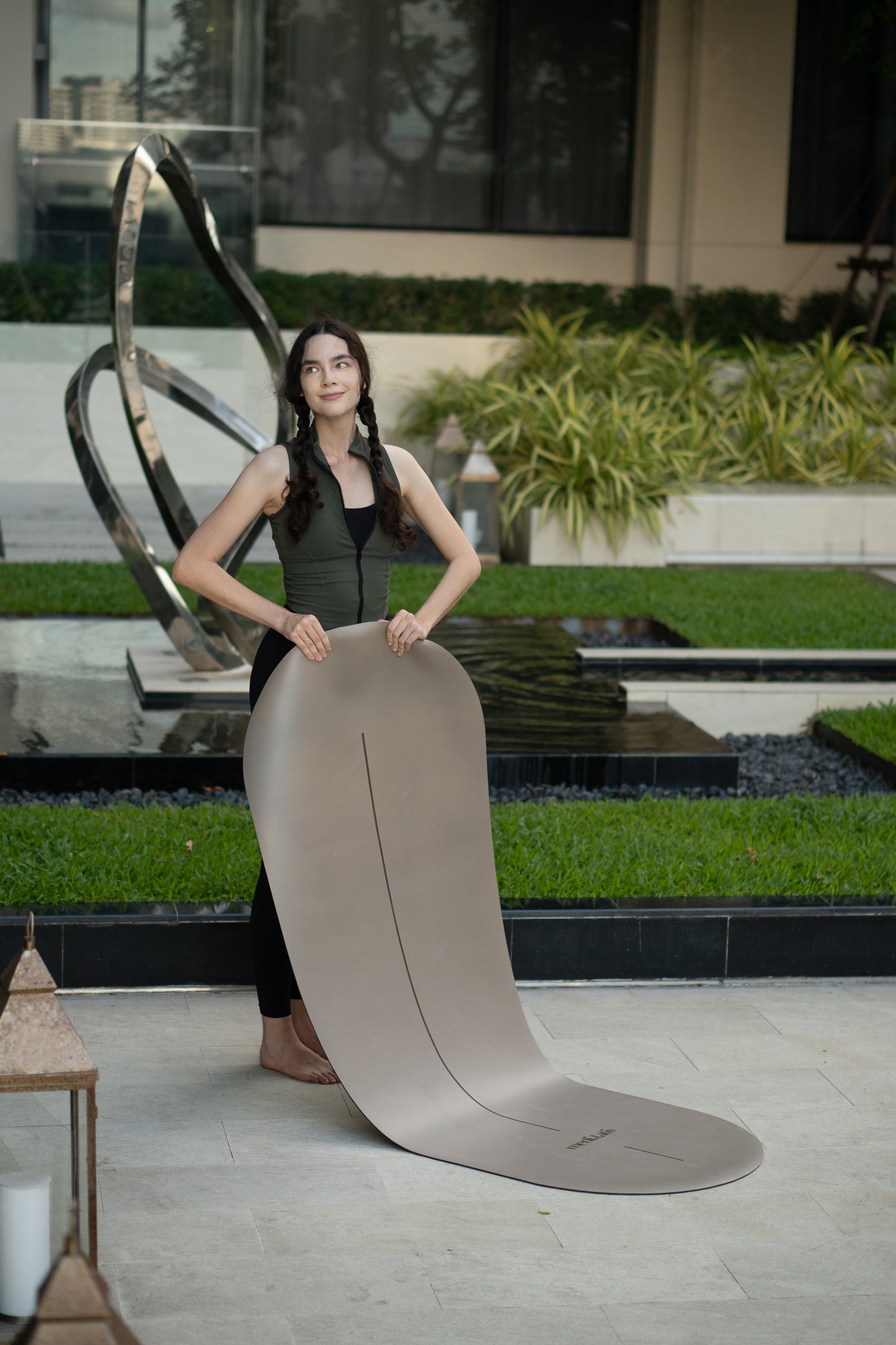 Yogamatte wird sanft ausgerollt – modernes, nachhaltiges Design für achtsame Bewegungen und klare Ausrichtung.