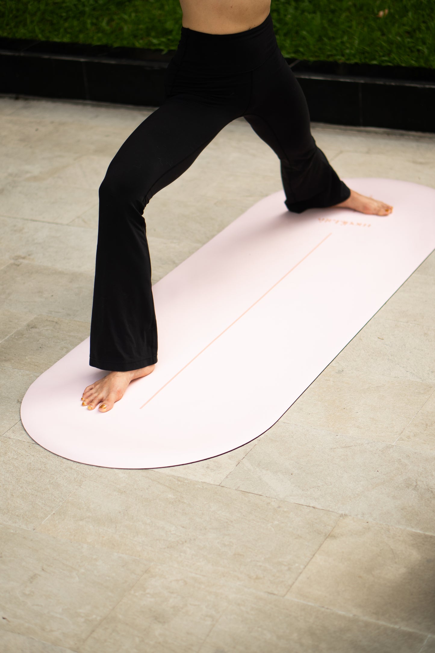 Yogaübung auf der rosa medi.mat COTTON CANDY Yogamatte – perfekter Halt und Komfort bei dynamischen Flows.