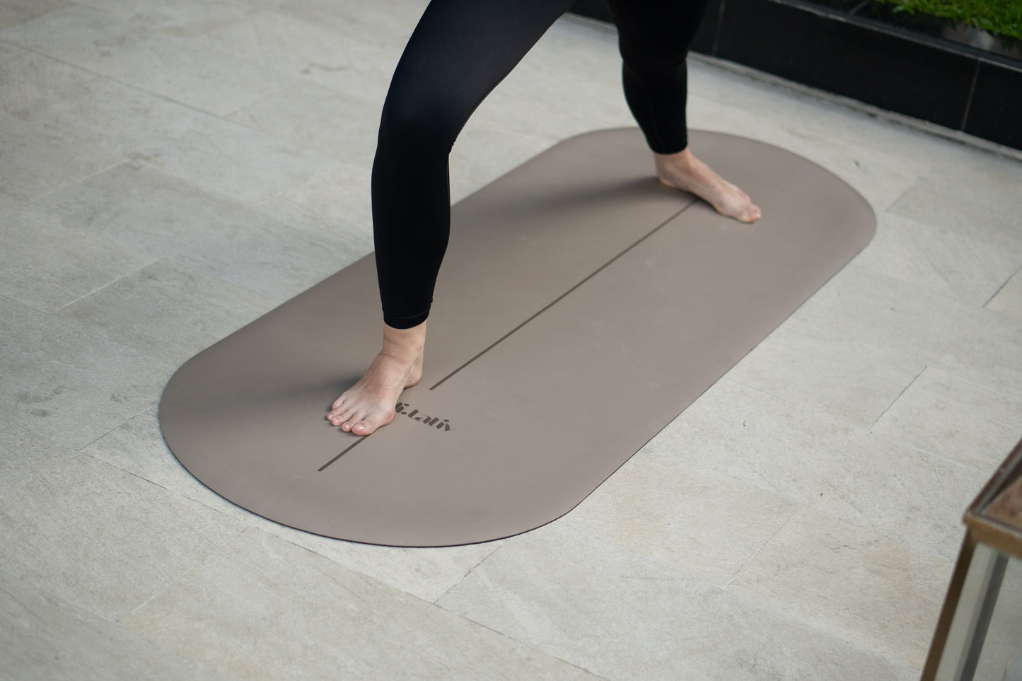 Yoga-Pose auf rutschfester Matte – maximale Stabilität und Erdung für dynamische Bewegungen.