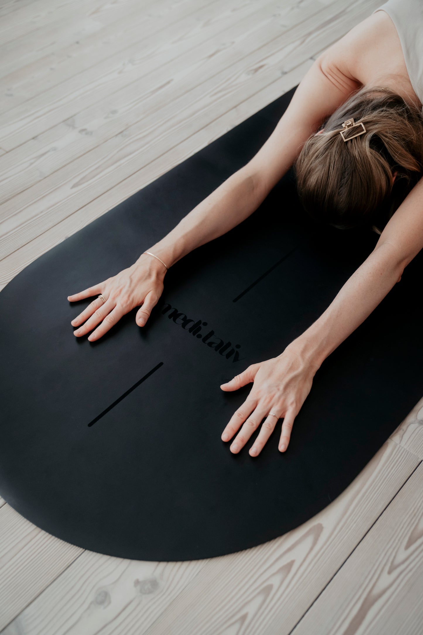 Yoga-Gruppe beim Strecken auf der ALL BLACK Yogamatte in einem hellen Studio, perfekt für Yoga und Meditation.
