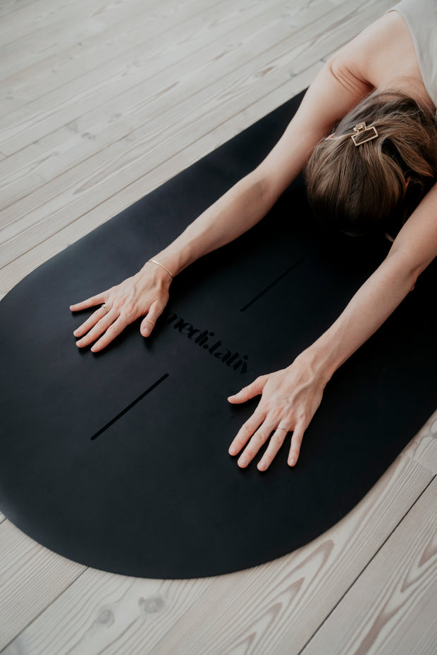 Yoga-Gruppe beim Strecken auf der ALL BLACK Yogamatte in einem hellen Studio, perfekt für Yoga und Meditation.