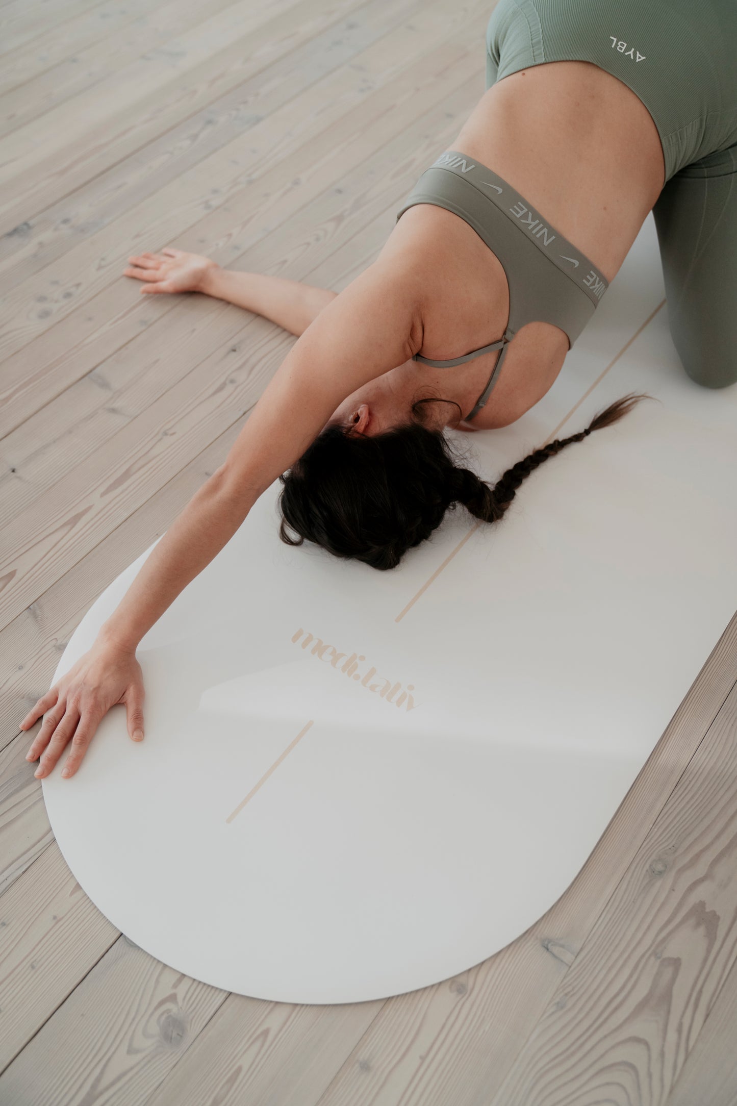 Frau in der Child's Pose auf der GOLDEN SAND Yogamatte, designed für maximalen Komfort und Stabilität.