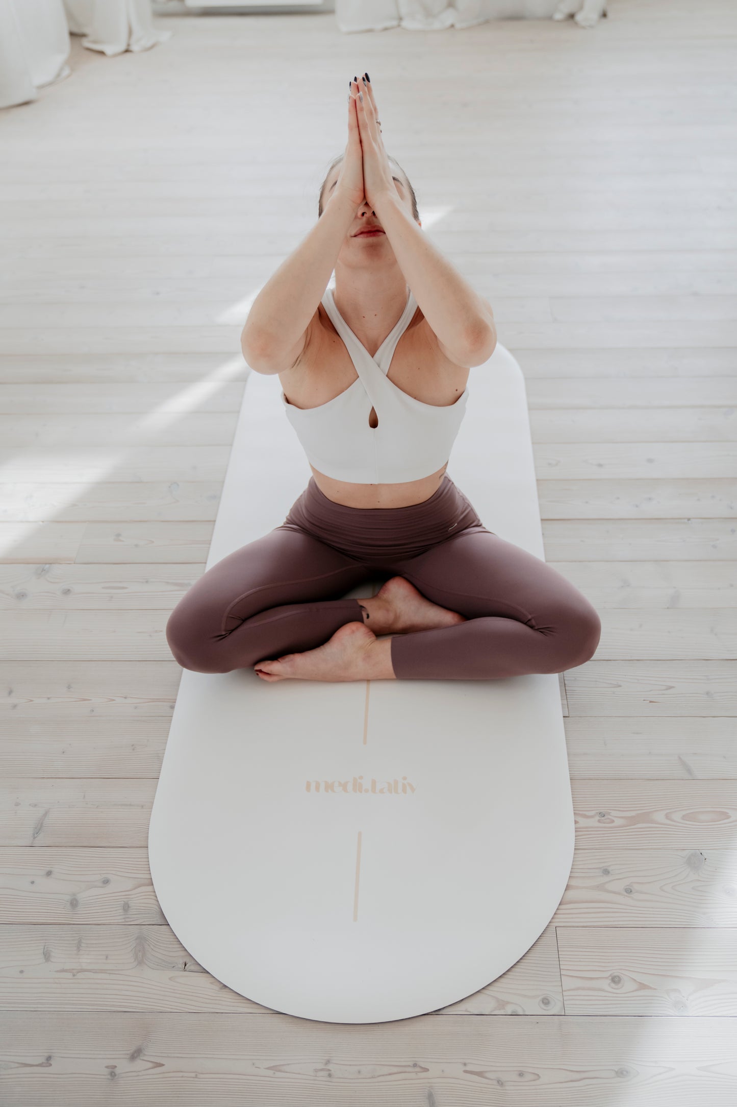 Frau in Meditationspose auf der GOLDEN SAND Yogamatte, ideal für Yoga, Meditation und Balance.