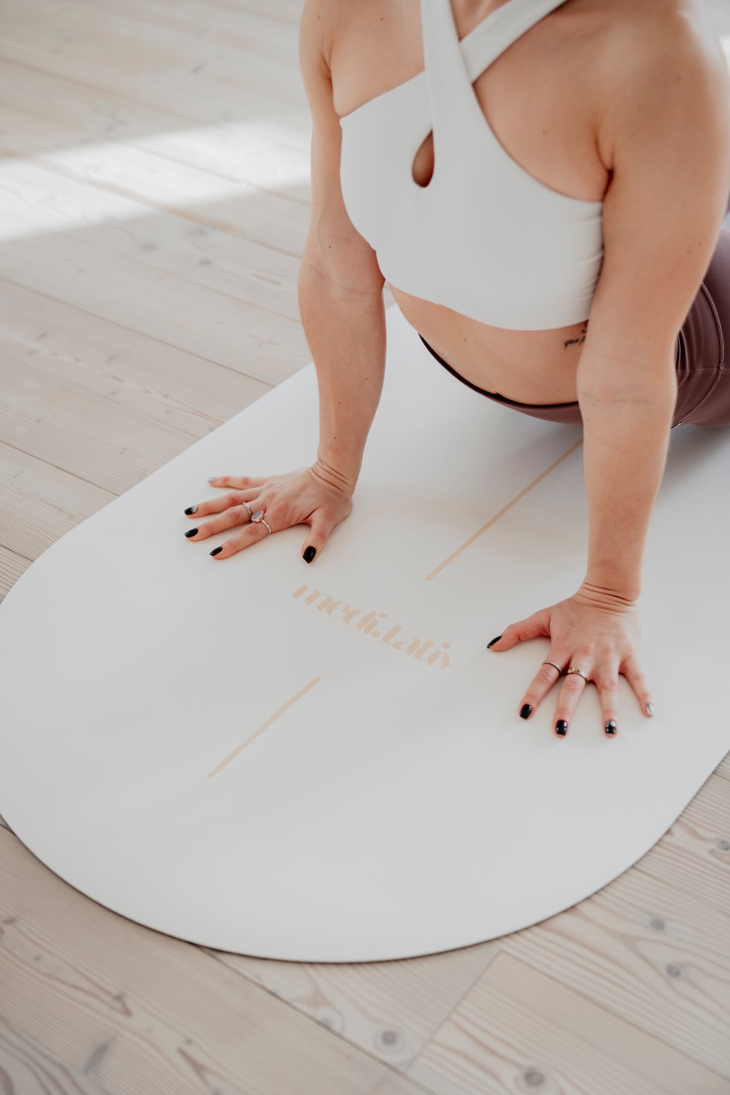 Frau in der Upward-Facing-Dog-Pose auf der GOLDEN SAND Yogamatte, mit rutschfester Oberfläche und nachhaltigen Materialien.