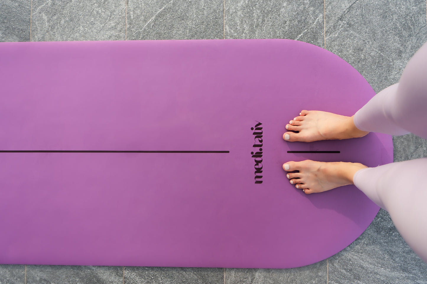 Füße auf rutschfester Yogamatte – sanfter Start in die Yoga-Praxis mit Fokus und Balance.