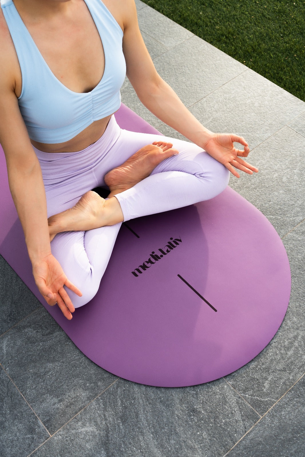 Meditation im Lotus-Sitz – weiche, stabile Yogamatte als Basis für Fokus und Achtsamkeit.