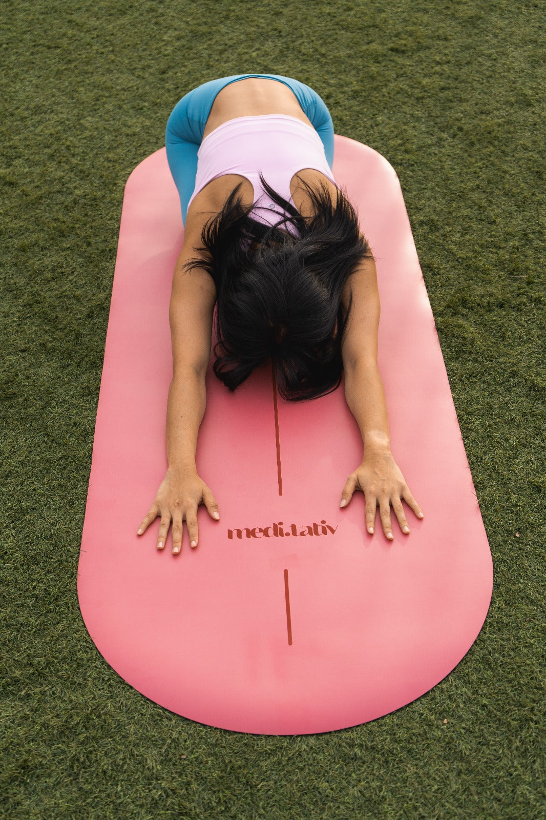 Entspannende Kindhaltung auf der Yogamatte – weiche Basis für Regeneration und bewusste Atmung.