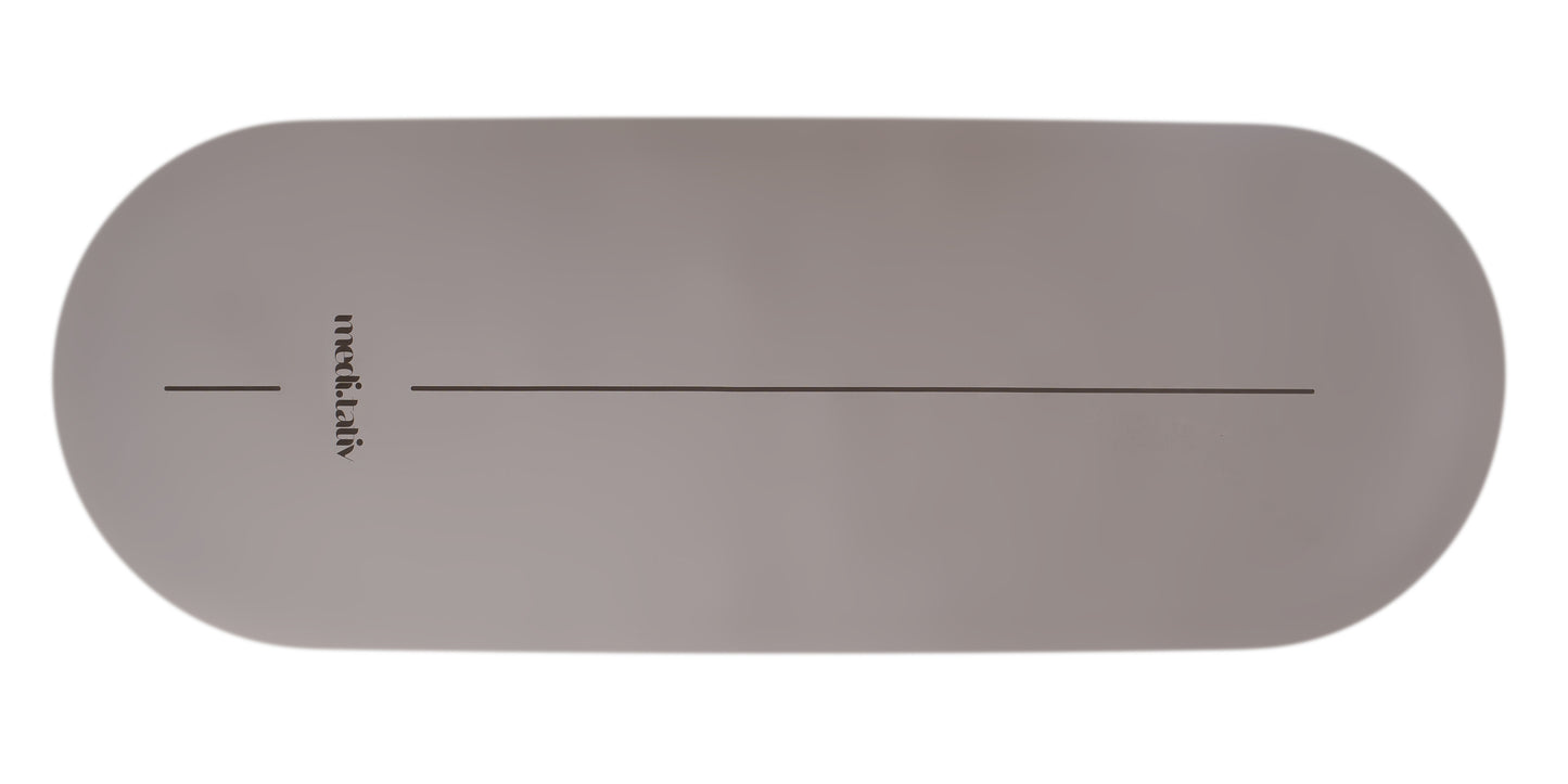 medi.mat Yogamatte DESERT TAUPE – minimalistische, flach aufliegende Yogamatte mit Ausrichtungslinie in elegantem Greige von medi.tativ.