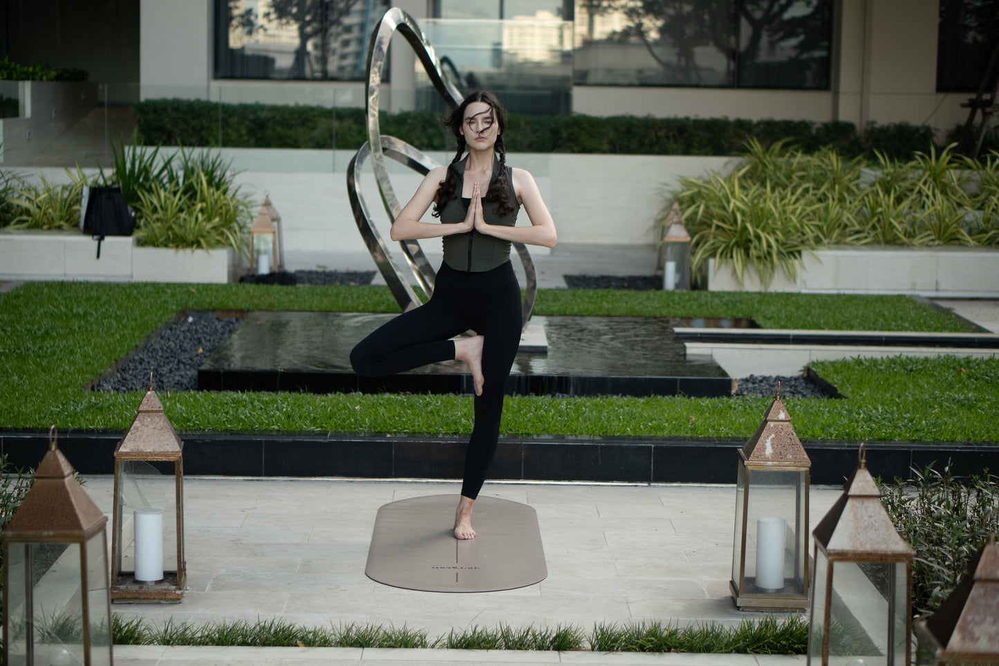 Balance-Übung im Freien – stilvolle, stabile Yogamatte als Basis für innere Stärke und Konzentration.