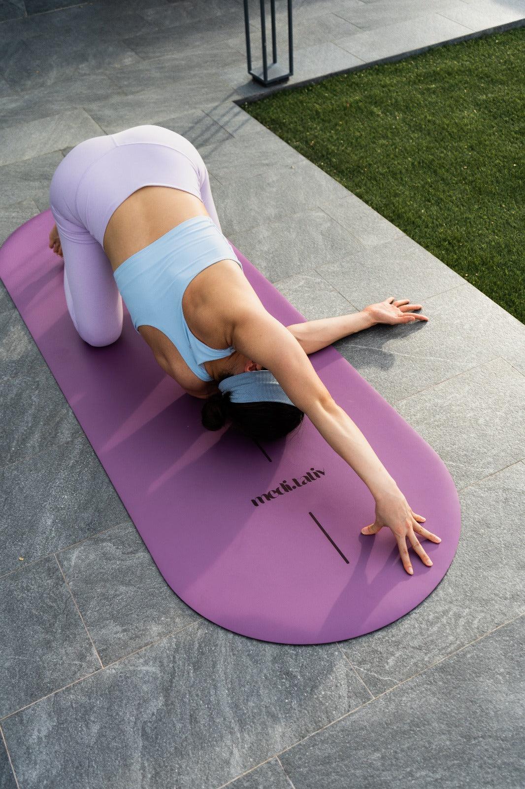 Yoga-Pose auf sanfter Matte – stabile Unterlage für Dehnung, Erdung und innere Ruhe.
