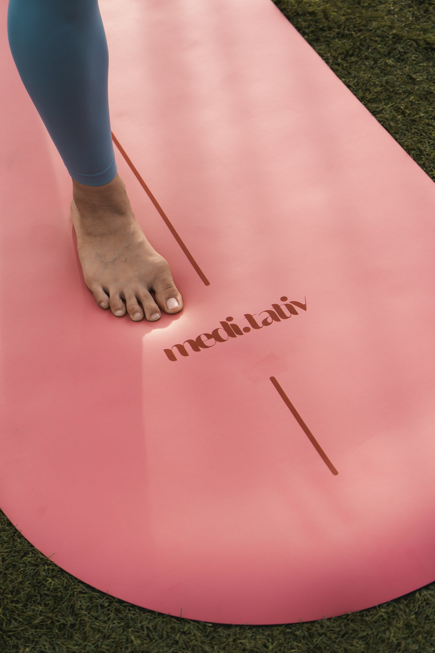 Fußposition auf rutschfester Yogamatte – Balance, Fokus und Erdung in jedem Moment der Praxis.
