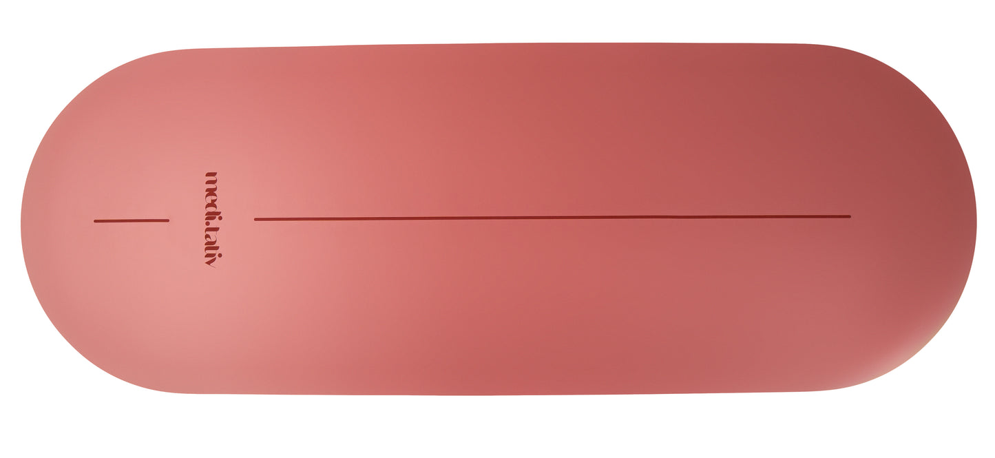 Freigestellte Yogamatte in warmem Rotton – minimalistisches Design mit Ausrichtungslinie für klare Praxis.
